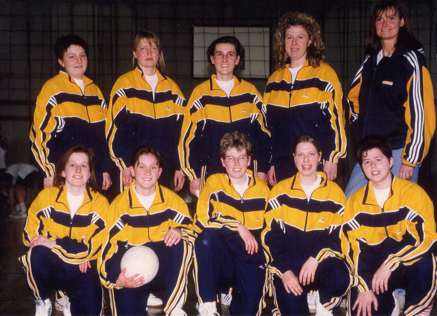 1998 1. Mannschaft --- Stehend v.l.: Susanne Kochar, Daniela Corona, Lisa Kärlein, Brigitte Heinlein, Sabine Löhlein --- Kniend v.l.: Karin Stockinger, Silvia Hacker, Martina Bauer, Martina Schwarz, Silke Popp
