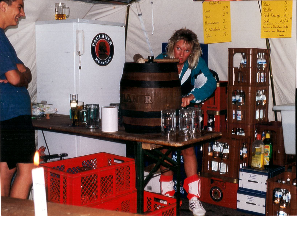 1997 2. Volleyballnacht --- Angelika Leberecht nicht am Netz sondern beim Ausschank